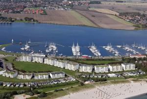 eine Luftansicht auf einen Yachthafen mit Booten in der Unterkunft Ferienwohnung Schattschneider in Burgtiefe auf Fehmarn 