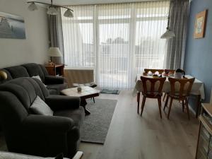ein Wohnzimmer mit einer Couch und einem Tisch in der Unterkunft Ferienwohnung Schattschneider in Burgtiefe auf Fehmarn 