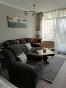 ein Wohnzimmer mit einer Couch und einem Couchtisch in der Unterkunft Ferienwohnung Schattschneider in Burgtiefe auf Fehmarn 