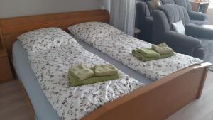 ein Bett mit zwei Kissen darüber in der Unterkunft Ferienwohnung Schattschneider in Burgtiefe auf Fehmarn 