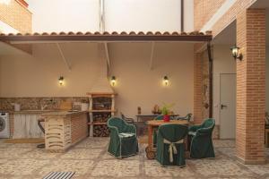 a patio with a table and chairs and a stove at Casa de la Plata in Colmenar de Oreja