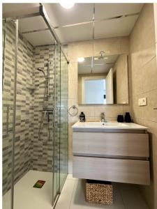 a bathroom with a sink and a shower with a mirror at Torremar 81 Exclusivo apartamento con terraza in Torre de la Horadada