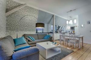 un salon avec un canapé et une table dans l'établissement "Villa Anker" 1 Etage - rechts, à Fehmarn