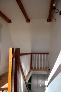 eine Treppe in einem Zimmer mit weißen Wänden in der Unterkunft "Ferienhaus Strandläufer" in Neue Tiefe Fehmarn