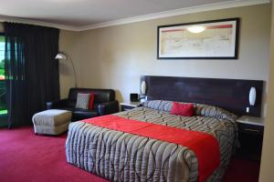 Tempat tidur dalam kamar di Cattlemans Country Motor Inn & Serviced Apartments