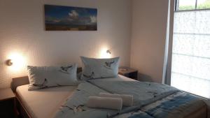 Postel nebo postele na pokoji v ubytování Bungalow 6091 in Tossens