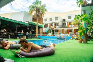 A piscina localizada em Wild Rover Huacachina ou nos arredores