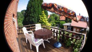 a wooden deck with a table and chairs on it at Ferienwohnung Westwärts in Westfehmarn +1 photo