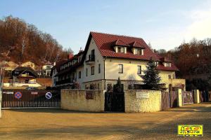 una gran casa blanca con techo rojo en Apartment 41 Miodowy Pod Aniołem, en Kazimierz Dolny