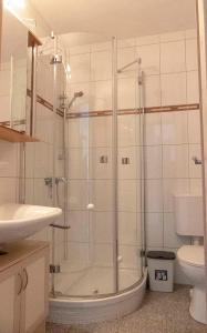 une salle de bain avec douche et lavabo dans l'établissement Ferienhaus Nr 76, Kategorie Economy, Feriendorf Hochbergle, Allgäu, à Bichel