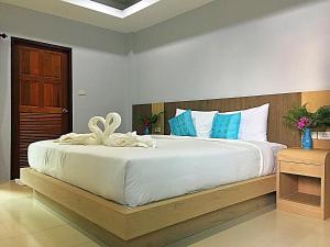 Кровать или кровати в номере Tonsai Bay Resort