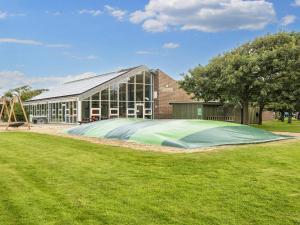 HemmetにあるHoliday home Hemmet CLIの大きな緑地が目の前にある大きな建物