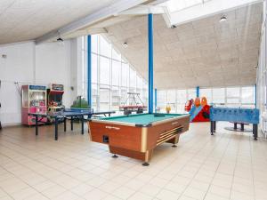 HemmetにあるHoliday home Hemmet CLIのビリヤード台などのゲームが備わる広い部屋