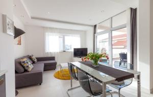 Телевизор и/или развлекательный центр в Villa Azalea apartments A2