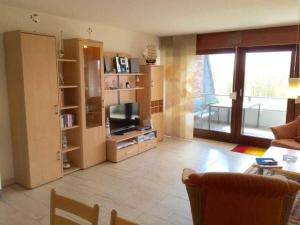 Una sala de estar con un sofá y un televisor. en Appartment 40 in Tossens, en Tossenserdeich