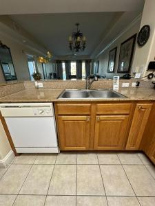 een keuken met een wastafel en een vaatwasser bij Heron Lake in Orlando