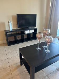 een woonkamer met een tafel met drie wijnglazen bij Heron Lake in Orlando