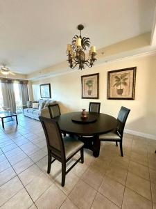 een eetkamer met een tafel, stoelen en een bank bij Heron Lake in Orlando