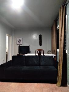 a living room with a couch and a bed at Carnavalaval 25 in Olinda
