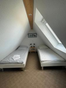 two beds in a room with a attic at Haus am Stadtpark in Burg auf Fehmarn