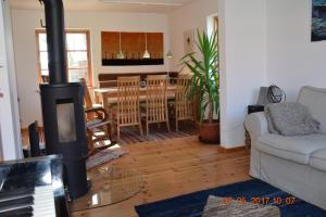 a living room with a fireplace and a dining room at "Lütt Huus" in Ostermarkelsdorf