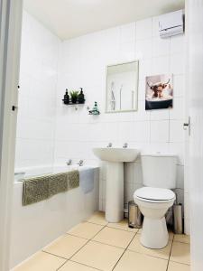 Ένα μπάνιο στο Cozy Central Flat at Prime Location with Free Private Parking +35 φωτογραφίες