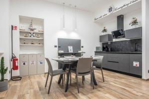 eine Küche und ein Esszimmer mit Tisch und Stühlen in der Unterkunft CHD Rooms in Ancona