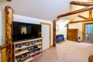 Η βιβλιοθήκη της παραθεριστικής κατοικίας +20 φωτογραφίες