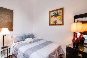 ein Schlafzimmer mit einem Bett mit einer blau-weißen Decke in der Unterkunft Snowater Condo #31 - Fireplace - Wifi - Sleeps 4 in Glacier + 17 Fotos