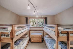 zwei Etagenbetten in einem Zimmer mit Fenster in der Unterkunft Snowater Condo #41 - Wi-Fi - Sauna - Soaker Tub in Glacier + 23 Fotos