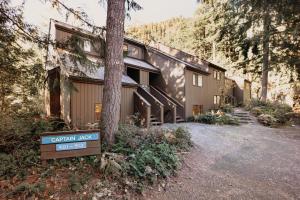 ein Haus mit einem Schild davor in der Unterkunft Snowater Condo #41 - Wi-Fi - Sauna - Soaker Tub in Glacier
