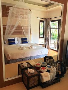 Кровать или кровати в номере Tonsai Bay Resort