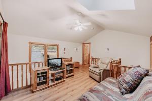 ein Wohnzimmer mit Sofa und Fernseher in der Unterkunft Snowline Cabin #34 - Hot Tub - Wi-Fi - Ping Pong in Deming