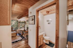 ein Badezimmer mit Toilette und Waschbecken in der Unterkunft Snowline Cabin #43 - Hot Tub - Pets Ok - Wifi in Glacier + 23 Fotos
