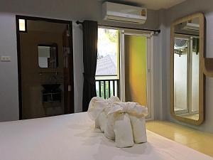 Un pat sau paturi într-o cameră la Tonsai Bay Resort