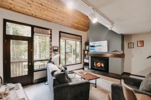 ein Wohnzimmer mit zwei Sofas und einem Kamin in der Unterkunft Snowater Condo #14 - Blissful Relaxation! in Glacier