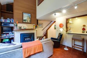ein Wohnzimmer mit Couch und Kamin in der Unterkunft Snowater Condo #85 - Fireplace - 2-Story Sleeps 4 in Glacier