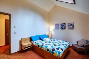 ein Schlafzimmer mit einem Bett und einem Stuhl in der Unterkunft Snowater Condo #85 - Fireplace - 2-Story Sleeps 4 in Glacier + 20 Fotos