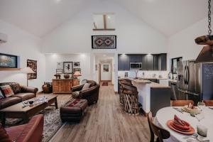 Kuchyň nebo kuchyňský kout v ubytování Mt Baker Rim Cabin #50 - Hot Tub - Wi-Fi - Ac