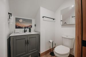 Koupelna v ubytování Mt Baker Rim Cabin #50 - Hot Tub - Wi-Fi - Ac + 32 fotografií