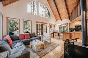 Posezení v ubytování Mt Baker Rim Cabin #99 - Hot Tub - Wifi - Pets Ok