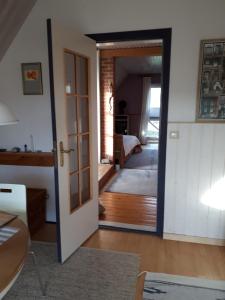 Habitación con una puerta que conduce a un dormitorio en Lodge 31, en Neue Tiefe Fehmarn 14 fotos más