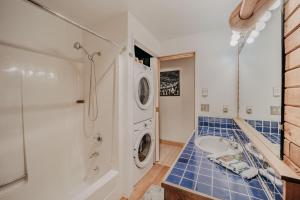 Koupelna v ubytování Mt Baker Rim Cabin #99 - Hot Tub - Wifi - Pets Ok + 17 fotografií