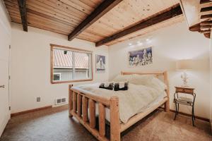 Postel nebo postele na pokoji v ubytování Mt Baker Rim Cabin #99 - Hot Tub - Wifi - Pets Ok