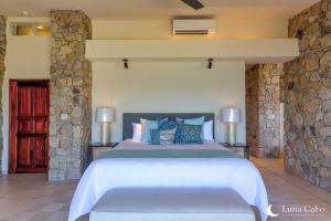Ένα ή περισσότερα κρεβάτια σε δωμάτιο στο Beachside Paradise, Heated Pool, Sunsets & BBQ