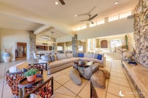Χώρος καθιστικού στο Beachside Paradise, Heated Pool, Sunsets & BBQ