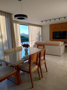 Una sala de estar con una mesa y sillas y un sofá. en Descanso na Serra, en Areal