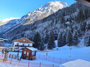 Vista generica sulle montagne o vista sulle montagne dall'interno dell'affittacamere