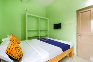 Letto o letti in una camera di SPOT ON Sri Devi Residency