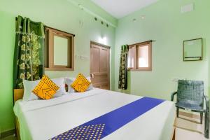 Letto o letti in una camera di SPOT ON Sri Devi Residency